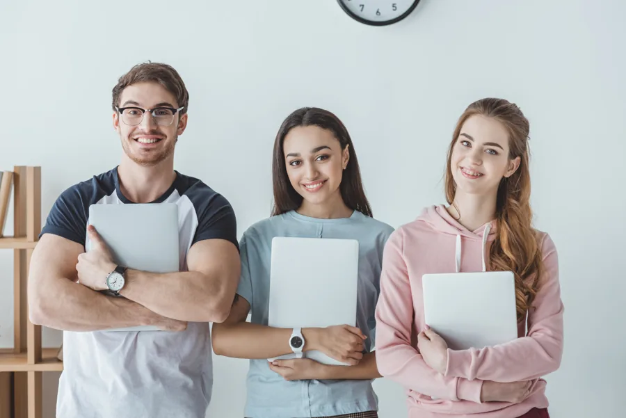 Três estudantes de cursinho com cadernos